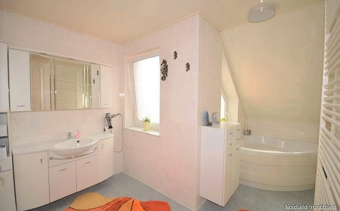 Badezimmer mit Wanne und Dusche im Dachgeschoss