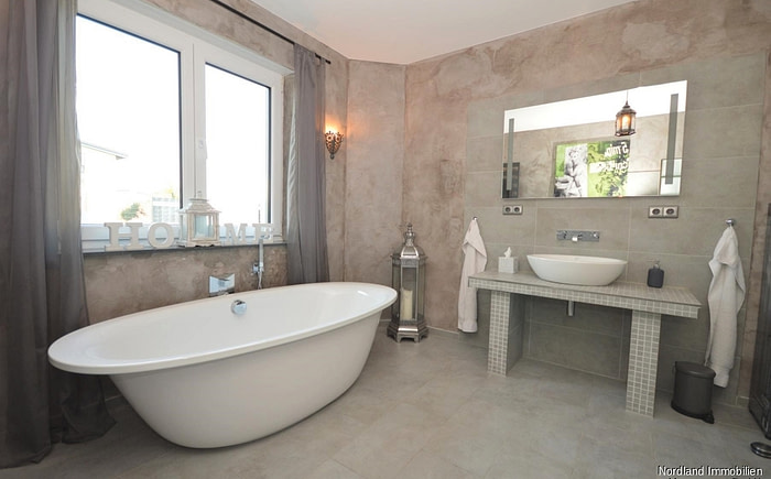 Design-Badezimmer mit freistehender Badewanne