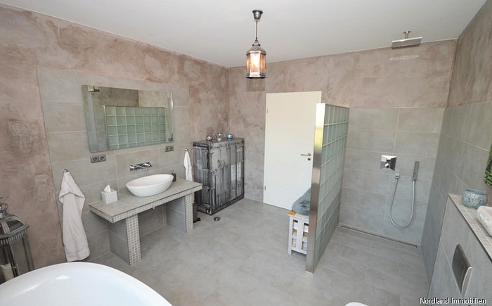 Design-Badezimmer mit bodenebener Dusche